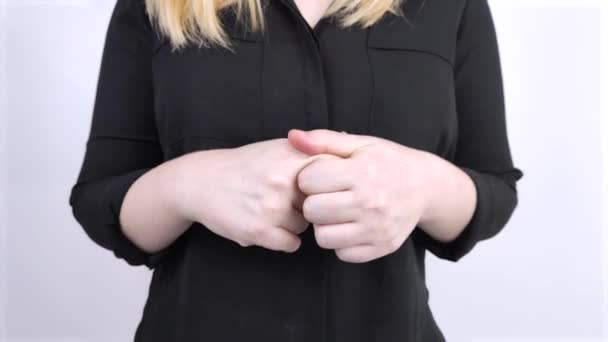 Γυναίκα Υποφέρει Από Πόνο Στα Δάχτυλα Αρθρίτιδα Αρθροπάθεια Φθορά Χόνδρου — Αρχείο Βίντεο