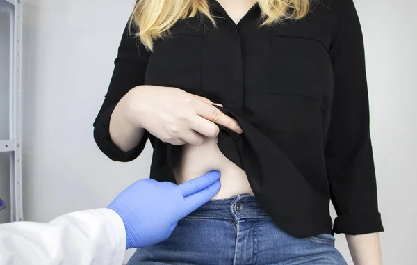 女性は肋骨の下で右側をつかむ 肝臓の痛み 肝疾患の疼痛症候群 肝医検査 — ストック写真