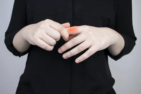 女性は指の痛みに苦しむ 関節炎や関節症 軟骨摩耗 関節のリウマチ リウマチ科医による検査 — ストック写真