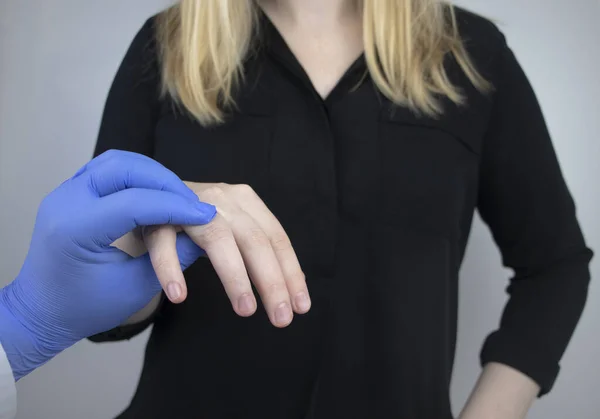 Γυναίκα Υποφέρει Από Πόνο Στα Δάχτυλα Αρθρίτιδα Αρθροπάθεια Φθορά Χόνδρου — Φωτογραφία Αρχείου