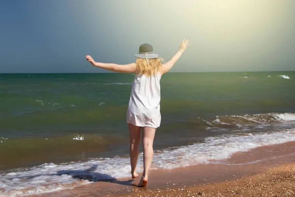 Chica Fondo Del Mar Sombra Reflejo Del Vestido Una Mujer — Foto de Stock