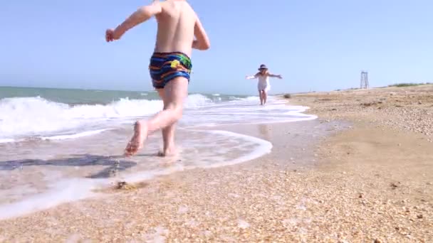 Mam Zoon Rennen Graag Langs Het Strand Het Concept Van — Stockvideo