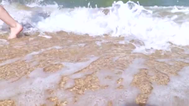 Enfant Court Long Des Vagues Macro Vidéo Des Pieds Des — Video