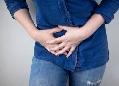 Bir kadın apandisitinde ağrıdan muzdarip. Akut apandisit, Crohn hastalığı ya da iltihaplı bağırsak hastalığı. Cerrah muayenesi ve laparoskopik apandisit ameliyatı hazırlığı.