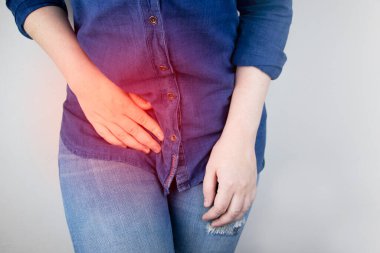 Bir kadın apandisitinde ağrıdan muzdarip. Akut apandisit, Crohn hastalığı ya da iltihaplı bağırsak hastalığı. Cerrah muayenesi ve laparoskopik apandisit ameliyatı hazırlığı.