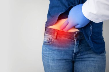 Bir kadın apandisitinde ağrıdan muzdarip. Akut apandisit, Crohn hastalığı ya da iltihaplı bağırsak hastalığı. Cerrah muayenesi ve laparoskopik apandisit ameliyatı hazırlığı.