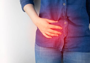 Bir kadın apandisitinde ağrıdan muzdarip. Akut apandisit, Crohn hastalığı ya da iltihaplı bağırsak hastalığı. Cerrah muayenesi ve laparoskopik apandisit ameliyatı hazırlığı.