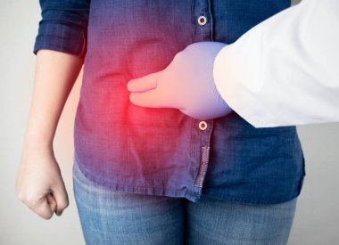 Bir kadın apandisitinde ağrıdan muzdarip. Akut apandisit, Crohn hastalığı ya da iltihaplı bağırsak hastalığı. Cerrah muayenesi ve laparoskopik apandisit ameliyatı hazırlığı.