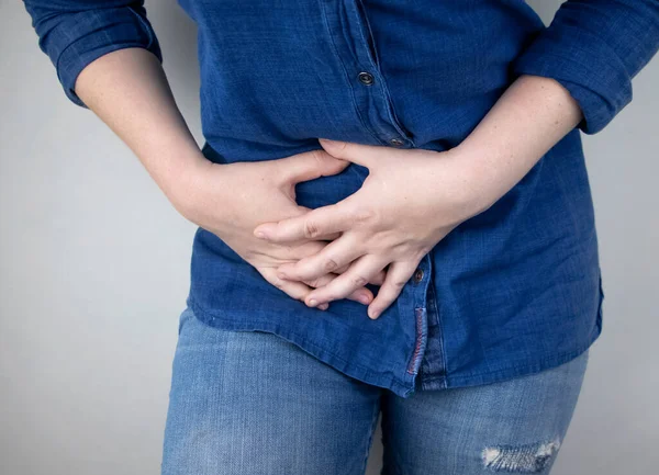 Una Donna Soffre Dolore All Appendice Appendicite Acuta Malattia Crohn — Foto Stock