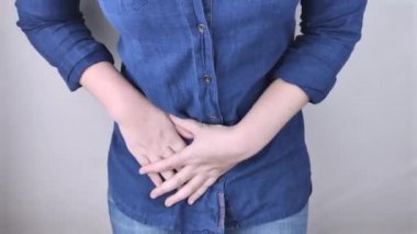 Bir kadın apandisitinde ağrıdan muzdarip. Akut apandisit, Crohn hastalığı ya da iltihaplı bağırsak hastalığı. Cerrah muayenesi ve laparoskopik apandisit ameliyatı hazırlığı.