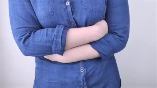 女性が胃にしがみついている 腹腔の痛み 消化器系疾患の概念 — ストック動画