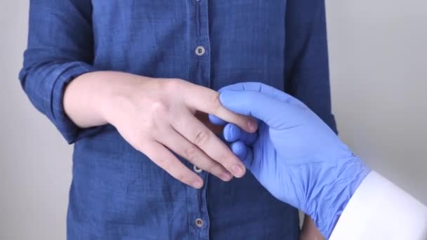Kadınlar Parmaklarında Ağrı Hisseder Eklem Iltihabı Artrosit Kıkırdak Aşınması Eklemlerde — Stok video