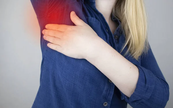 脇の下に痛みを感じる女性がいる 不快な匂い 脇の下の歯と炎症 乳がん予防コンセプト — ストック写真