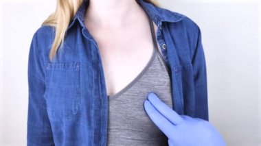 Bir kadın göğüs ağrısından muzdarip. Jinekolog-mamolog tarafından inceleniyor. Göğüs hastalıklarının önlenmesi, kanser, mastopati veya hormonal bozukluklar.