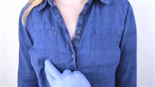 Bir Kadın Göğüs Ağrısından Muzdarip Jinekolog Mamolog Tarafından Inceleniyor Göğüs — Stok video