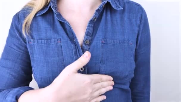 Een Vrouw Lijdt Aan Pijn Borst Onderzoek Door Een Gynaecoloog — Stockvideo