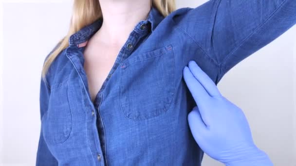 여자는 겨드랑 통증을 느끼고 땀흘리고 냄새가 가려움증 겨드랑 유방암 예방의 — 비디오