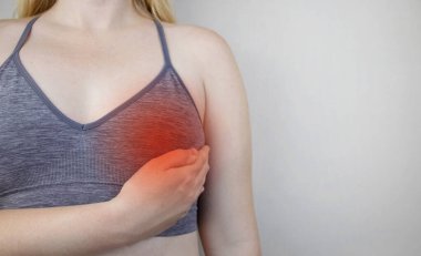 Bir kadın göğüs ağrısından muzdarip. Jinekolog-mamolog tarafından inceleniyor. Göğüs hastalıklarının önlenmesi, kanser, mastopati veya hormonal bozukluklar.