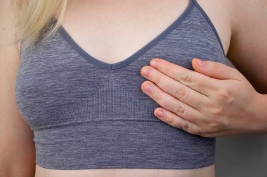 Bir kadın göğüs ağrısından muzdarip. Jinekolog-mamolog tarafından inceleniyor. Göğüs hastalıklarının önlenmesi, kanser, mastopati veya hormonal bozukluklar.