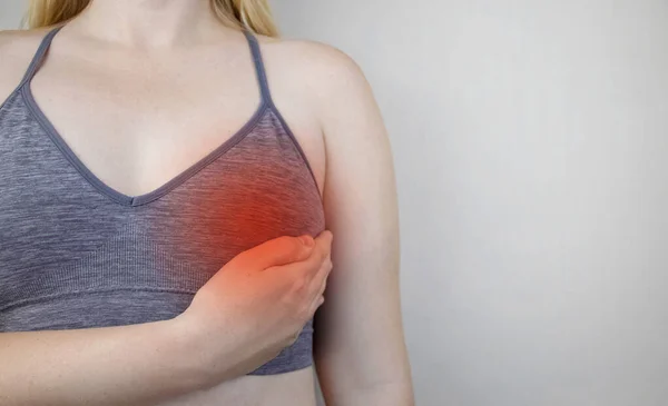 Een Vrouw Lijdt Aan Pijn Borst Onderzoek Door Een Gynaecoloog — Stockfoto