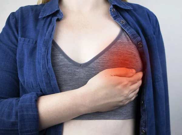 女性は胸の痛みに苦しんでいます 婦人科医 哺乳類学者による検査で 乳疾患の予防の概念 マスタパシーやホルモン障害 — ストック写真