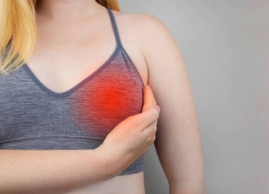 Bir kadın göğüs ağrısından muzdarip. Jinekolog-mamolog tarafından inceleniyor. Göğüs hastalıklarının önlenmesi, kanser, mastopati veya hormonal bozukluklar.