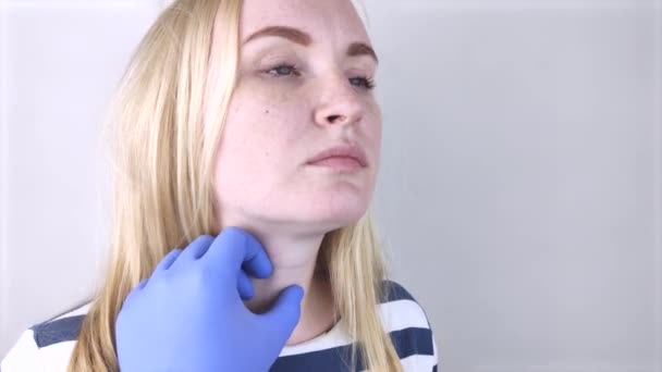 Médico Examina Glândula Tireóide Uma Menina Mãos Nas Luvas Sentem — Vídeo de Stock