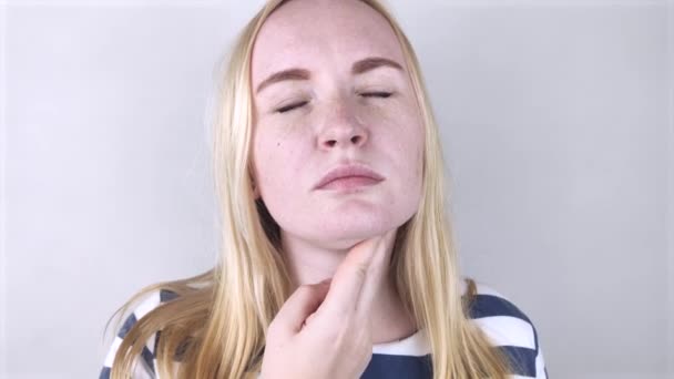 Kız Boynunun Üst Kısmına Dokunuyor Acı Yüzünden Görülebiliyor Nezle Grip — Stok video