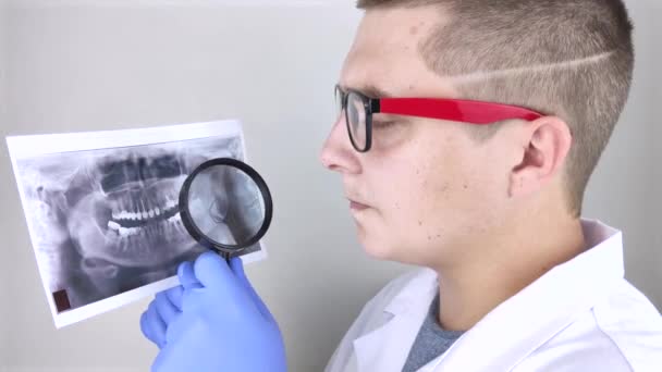 Médico Dentista Examina Una Fotografía Los Dientes Paciente Que Tiene — Vídeo de stock