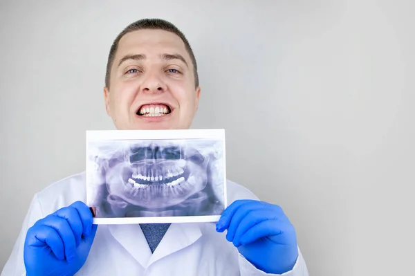 Médico Dentista Examina Uma Radiografia Dos Dentes Paciente Que Tem — Fotografia de Stock