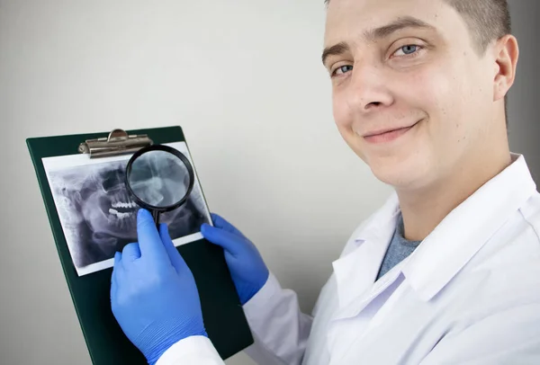 Médico Dentista Examina Uma Radiografia Dos Dentes Paciente Que Tem — Fotografia de Stock