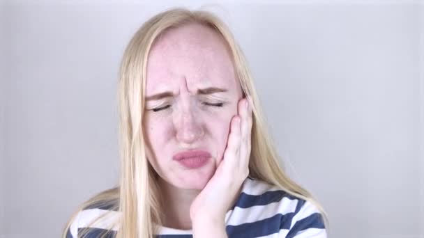 Una Mujer Aferra Mejilla Dolor Diente Concepto Problemas Dentales Caries — Vídeo de stock