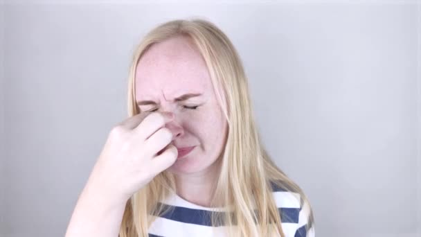 Μια Νεαρή Γυναίκα Αγγίζει Μύτη Της Που Είναι Πολύ Οδυνηρό — Αρχείο Βίντεο