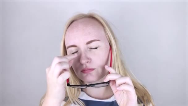 Bir Kadın Beyaz Bir Arka Planda Elleri Ile Yorgun Gözlerini — Stok video