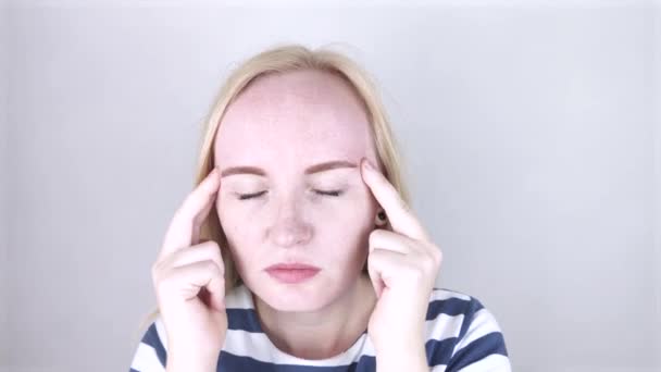 Μια Γυναίκα Πάσχει Από Πονοκέφαλο Υπέρταση Έννοια Της Θεραπείας Και — Αρχείο Βίντεο