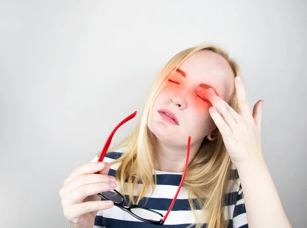 Uma Mulher Esfrega Seus Olhos Cansados Com Mãos Fundo Branco — Fotografia de Stock