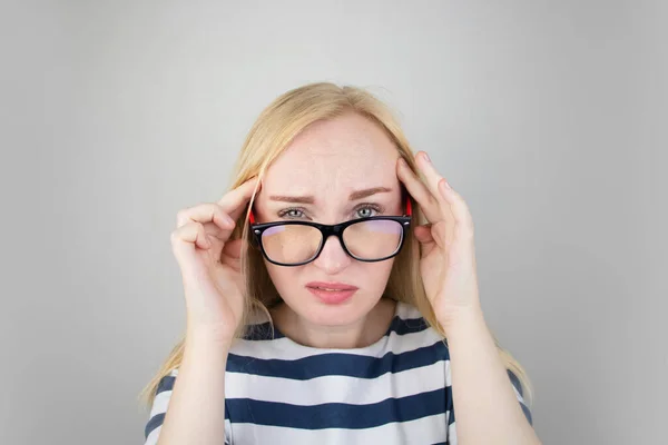 Una Mujer Frota Los Ojos Cansados Con Las Manos Sobre —  Fotos de Stock