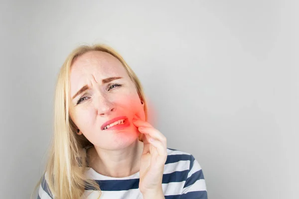 Женщина Цепляется Щеку Моргает Боли Зубе Концепция Стоматологических Проблем Кариеса — стоковое фото
