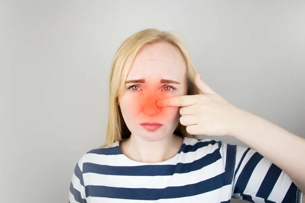 Een Jonge Vrouw Raakt Haar Neus Aan Wat Erg Pijnlijk — Stockfoto