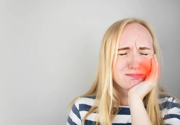 Een Vrouw Klampt Zich Vast Aan Zijn Wang Wringt Pijn — Stockfoto