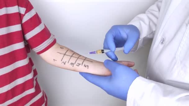 Lekarz Alergolog Robi Test Skórny Alergie Chłopiec Jest Badany Laboratorium — Wideo stockowe