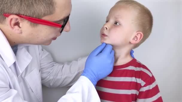 Алерг Або Дерматолог Досліджує Червоні Плями Обличчі Дитини Хлопчик Страждає — стокове відео