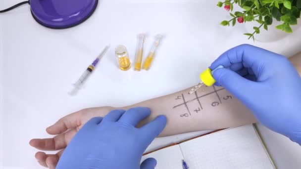 Alergický Lékař Laboratoři Provádí Prik Alergický Test Kožní Test Pro — Stock video