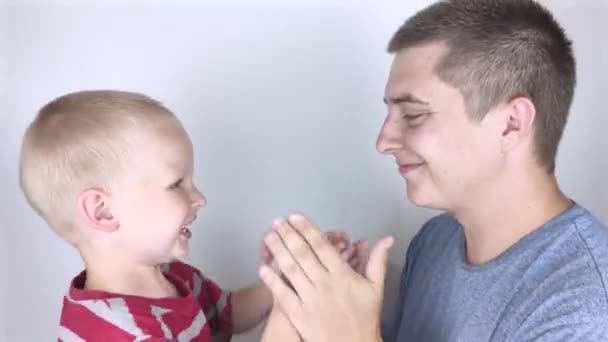 Papà Figlio Applaudono Gioco Divertente Padre Prendersi Cura Suo Figlio — Video Stock