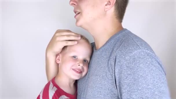 Apa Homlokon Csókolja Fiát Megöleli Fiú Megöleli Apját Mellkasához Bújik — Stock videók