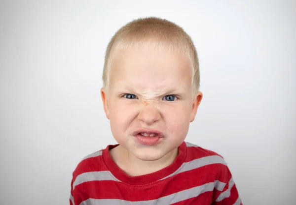 Злий Хлопчик Кричить Істерика Білому Тлі Чотирьохрічна Дитина Демонструє Дитячу — стокове фото