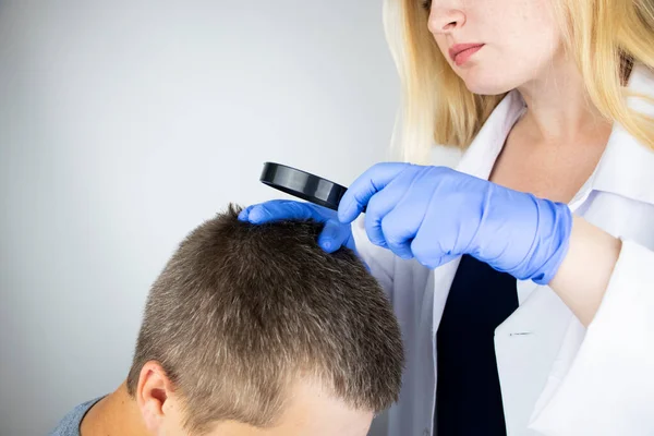Trycholog Bada Włosy Mężczyzny Który Zaczyna Łysienie Konsultacja Dermatologiem Utrata — Zdjęcie stockowe