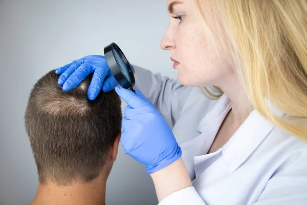 トリコロジストは脱毛を開始する男の髪を調べます 皮膚科医との相談 脱毛症 燃焼頭や下痢 — ストック写真