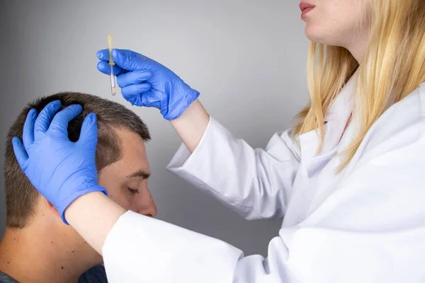 Médico Tricologista Pinga Soro Cabelo Paciente Tratamento Alopecia Perda Cabelo — Fotografia de Stock