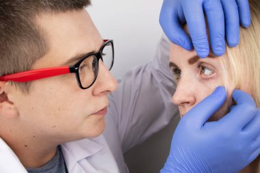 Bir göz doktoru, gözlerindeki yanma hissi ve ağrıdan yakınan bir kadını muayene eder. Bir bilgisayar ekranı ya da telefondan dolayı göz yorgunluğu (korneadaki kum hissi). Glokom hastalığının erken tanı konsepti